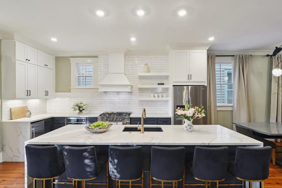 Grand Lush Home with Heated Pool House in Warehouse District