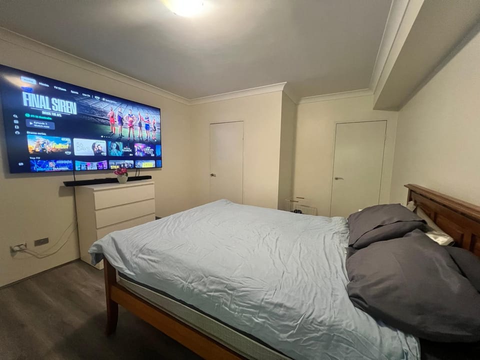 Bed, TV and multimedia, Photo of the whole room, Bedroom
