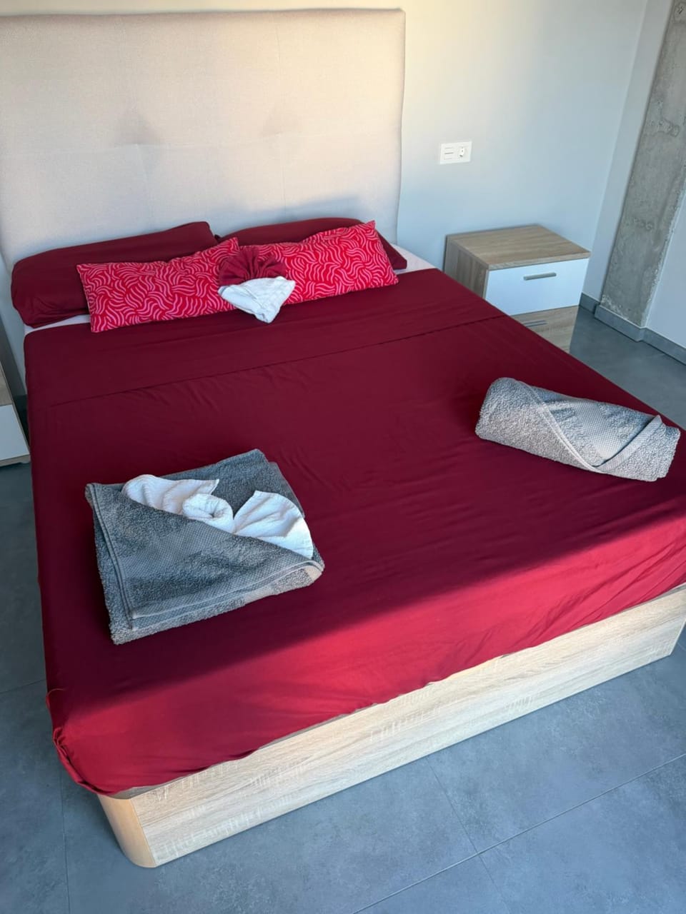 Bed, Bedroom, towels