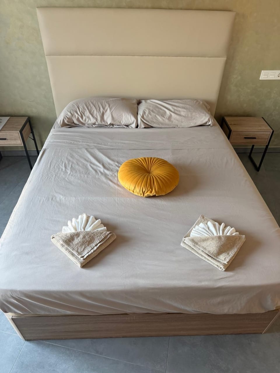 Bed, Bedroom, towels
