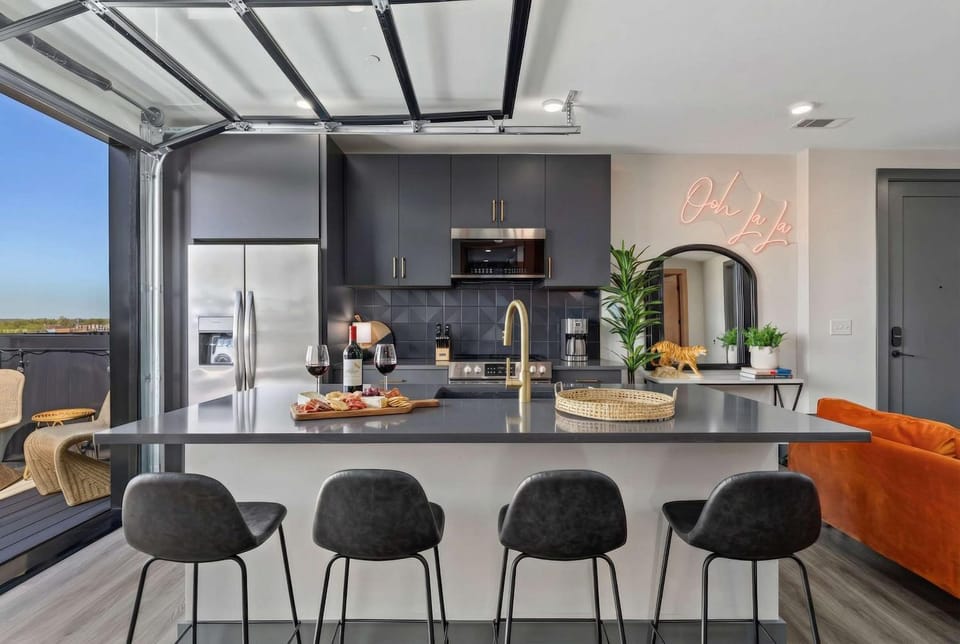 Rooftop Deck & Skyline Views Downtown Penthouse Apartment in Nashville