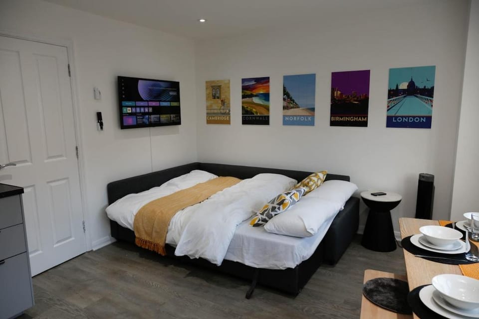 Private Apt, Sleeps 6, Central London and Tube Apartment in London Borough of Hackney
