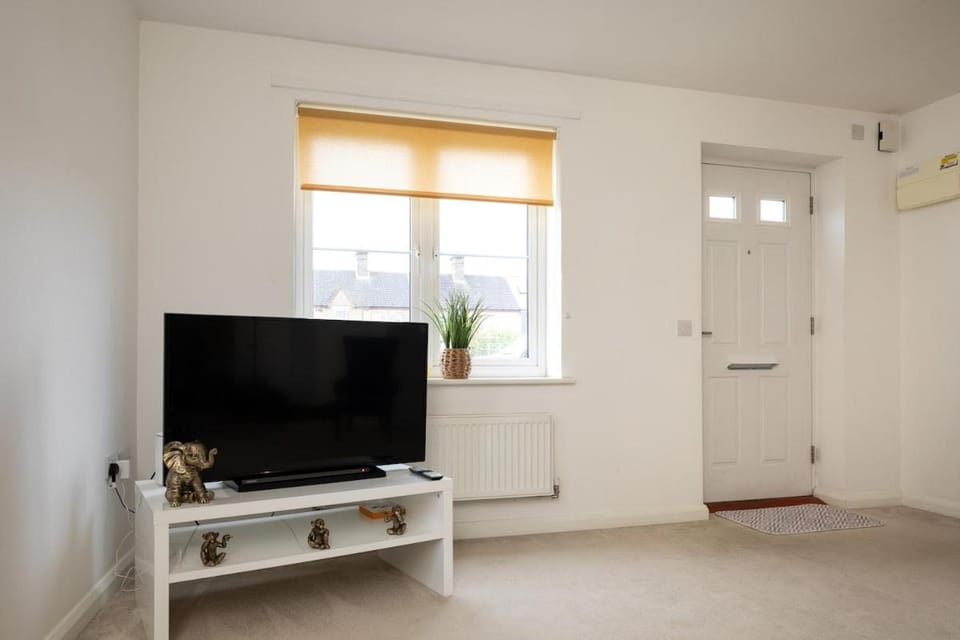 2BR House Driveway Parking City Center Apartment in Huntingdonshire District