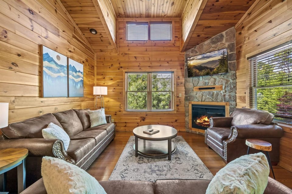 Smokies Summer Vacay! 2 Mi to DT GburgHot Tub2 King Suites5 Military Disct House in Gatlinburg