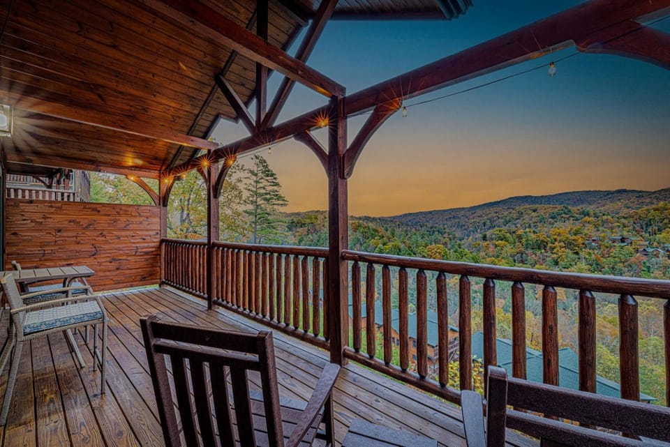Smokies Summer Vacay! 2 Mi to DT GburgHot Tub2 King Suites5 Military Disct House in Gatlinburg