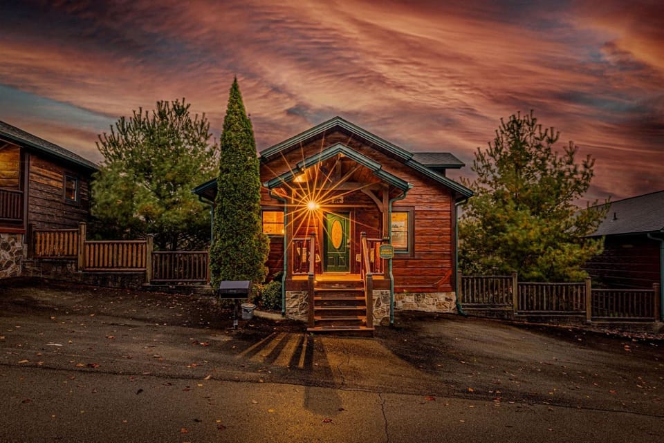Smokies Summer Vacay! 2 Mi to DT GburgHot Tub2 King Suites5 Military Disct House in Gatlinburg