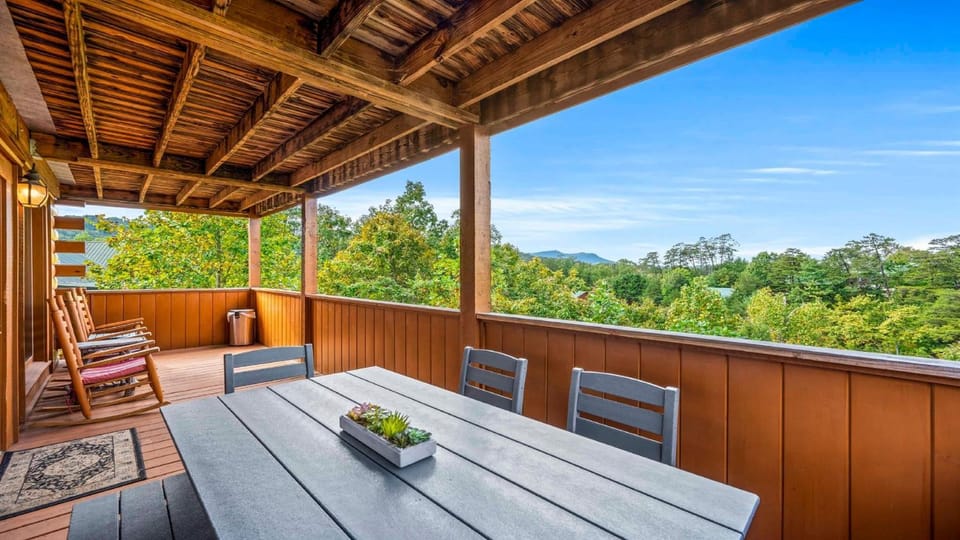 Summer Vacay in the Smokies! Game Room, Hot Tub, Mtn Views! 5 Military Discount House in Pigeon Forge