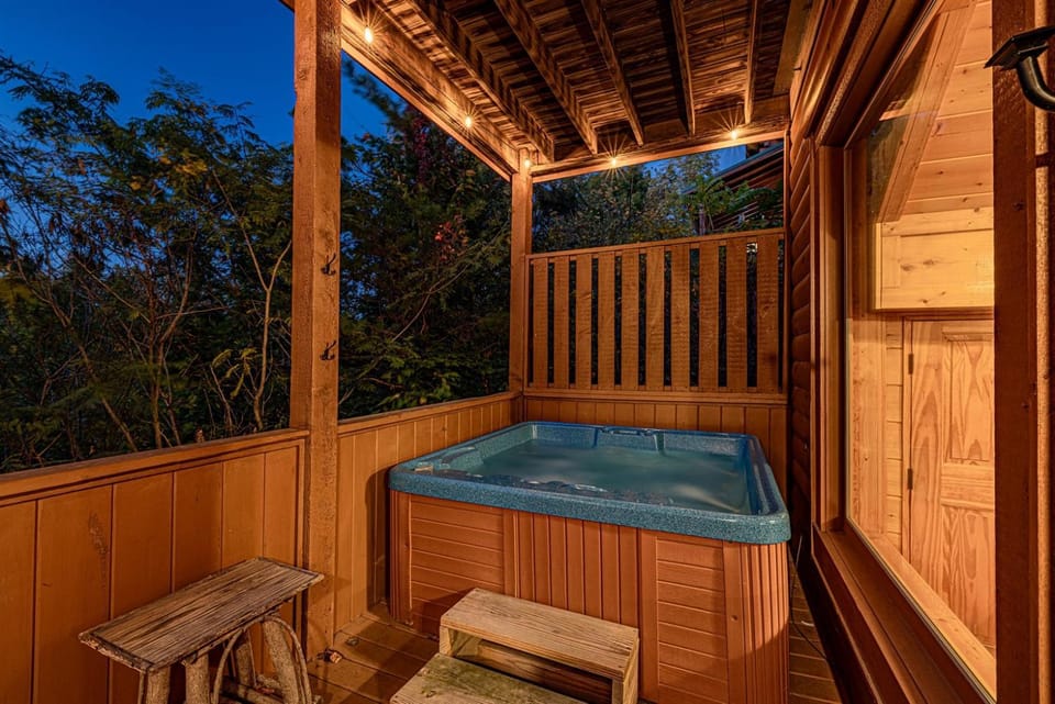 Summer Vacay in the Smokies! Game Room, Hot Tub, Mtn Views! 5 Military Discount House in Pigeon Forge