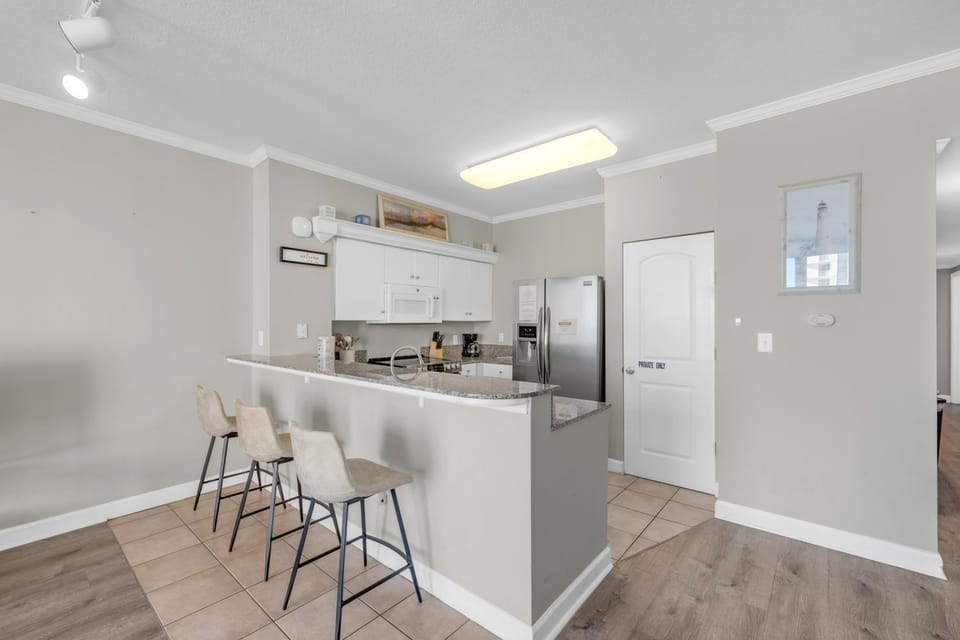 3BD Gulf-Front Condo! Pools! Balcony! Beach Access! Sleep 8 by Dolce Vita Getaways Apartment in Panama City Beach