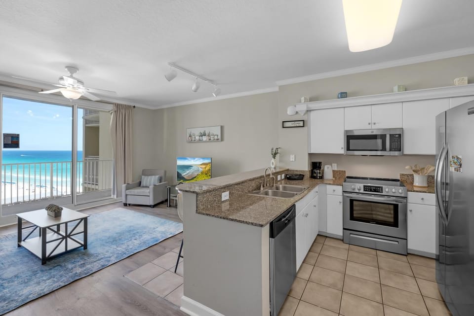 3BD Gulf-Front Condo! Pools! Balcony! Beach Access! Sleep 8 by Dolce Vita Getaways Apartment in Panama City Beach
