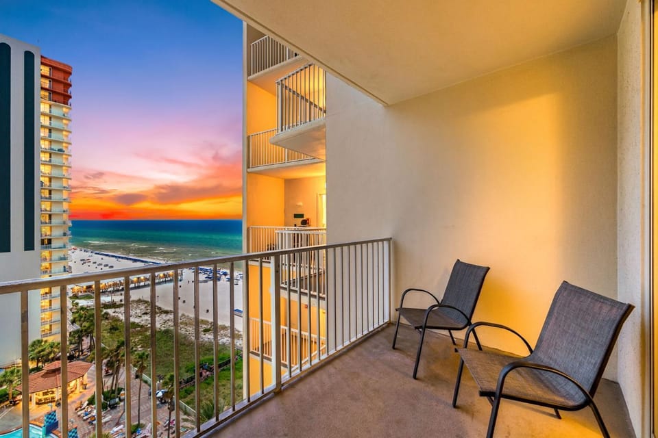 3BD Gulf-Front Condo! Pools! Balcony! Beach Access! Sleep 8 by Dolce Vita Getaways Apartment in Panama City Beach
