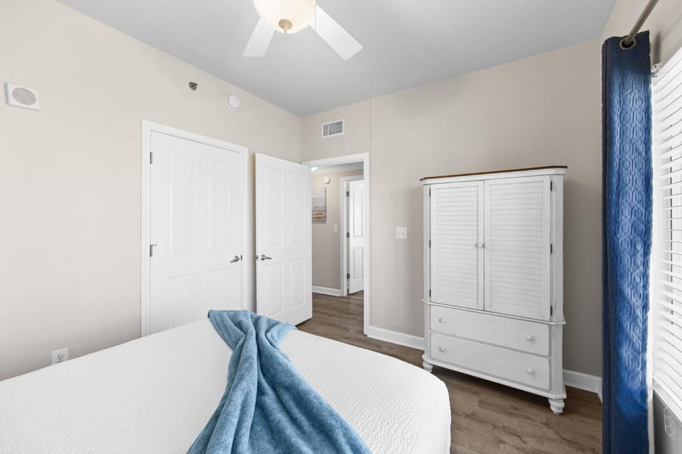 3BD Gulf-Front Condo! Pools! Balcony! Beach Access! Sleep 8 by Dolce Vita Getaways Apartment in Panama City Beach