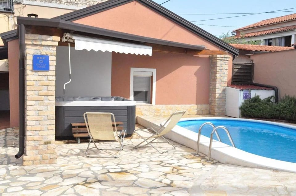 Shower, Property building, Spa and wellness centre/facilities, Swimming pool