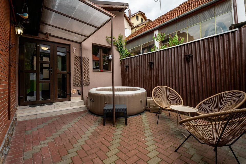 Garden, Hot Tub