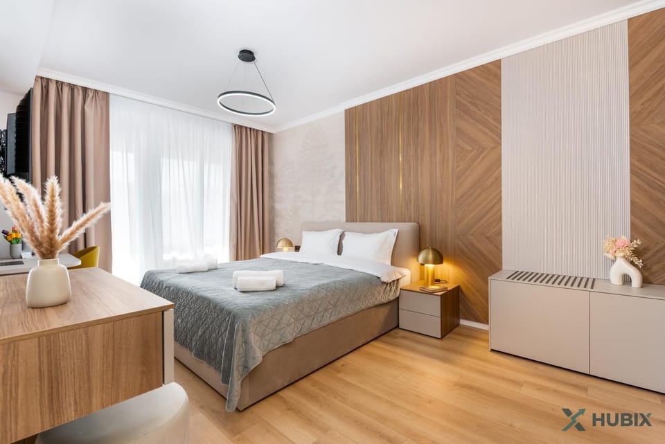 Bed, TV and multimedia, Photo of the whole room, Bedroom, towels