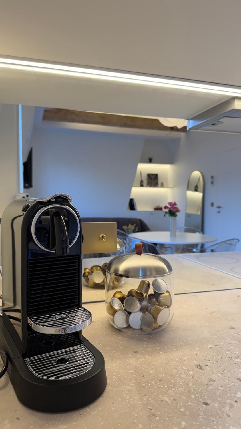 Coffee/tea facilities, Kitchen or kitchenette, Living room