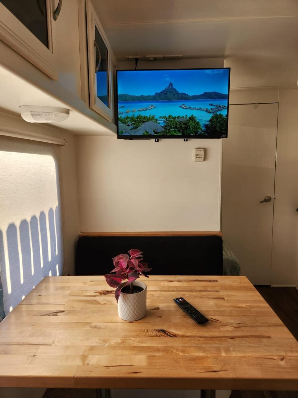 Cozy 1-bedroom recreational vehicle in fabulous Las Vegas with AC Campground/ 
RV Resort in North Las Vegas