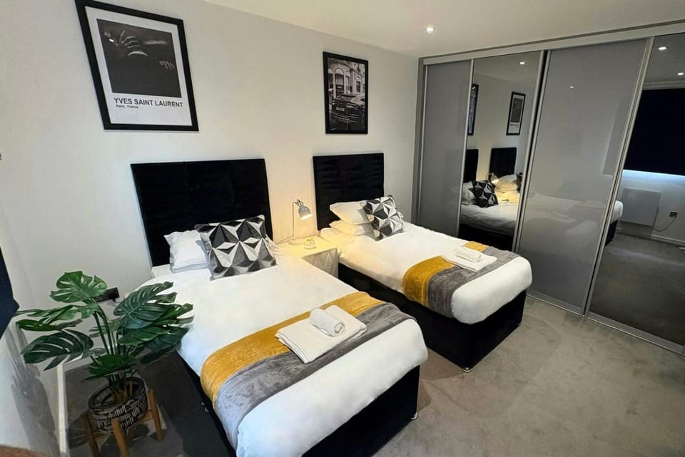 Morden 2 Bedroom Apartment with lift and Free Parking Apartment in Croydon