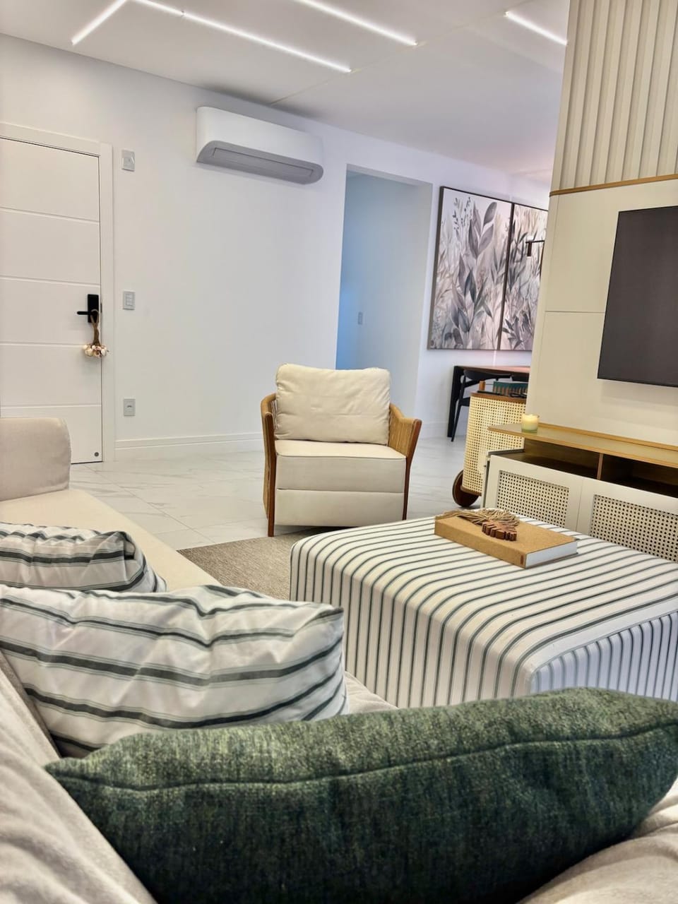 Communal lounge/ TV room, TV and multimedia, Living room, Evening entertainment, air conditioner