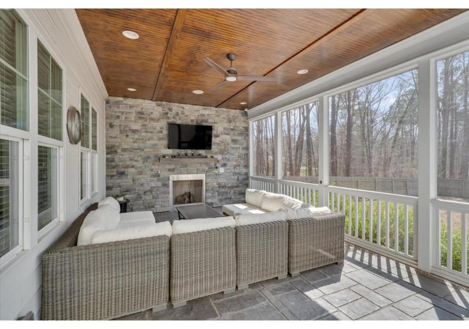Patio, Communal lounge/ TV room, Day, TV and multimedia, View (from property/room), Balcony/Terrace, Living room, Seating area, fireplace