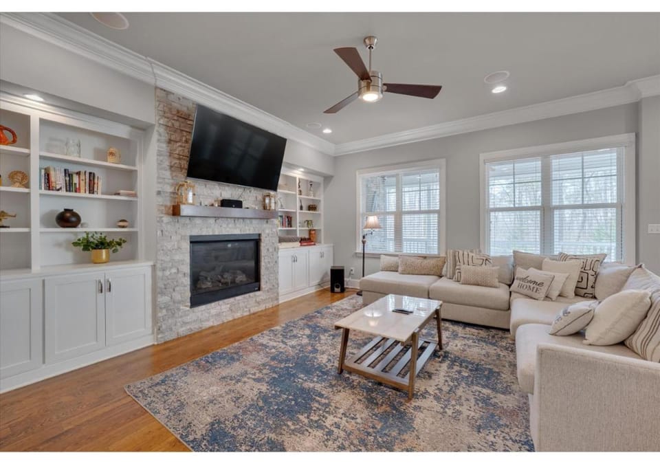 Communal lounge/ TV room, TV and multimedia, Living room, Seating area, fireplace