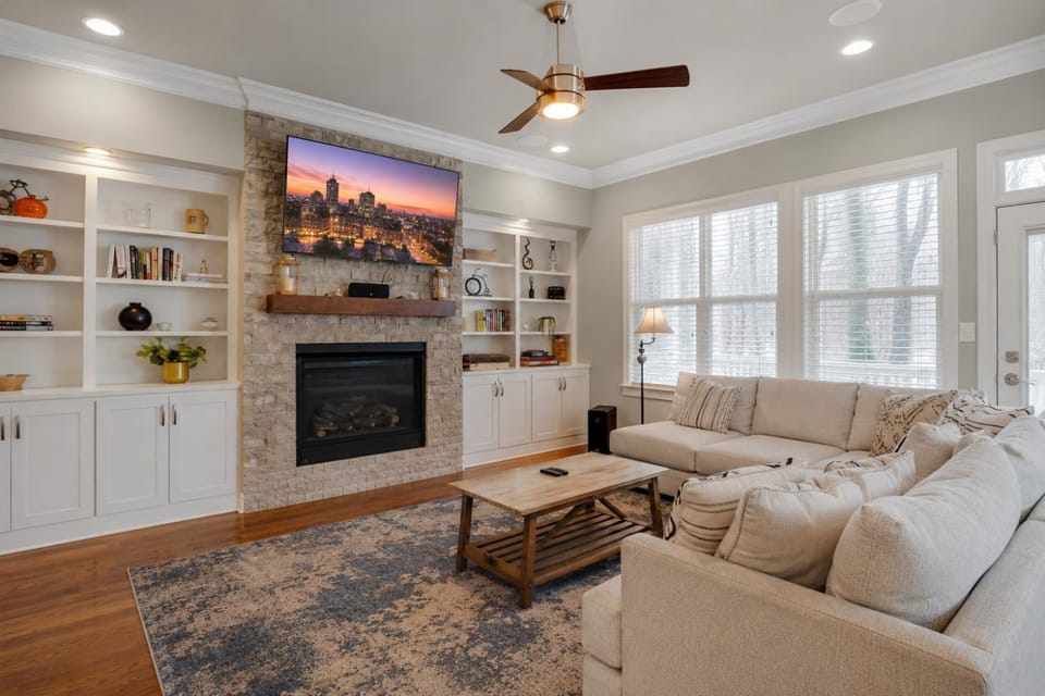 TV and multimedia, Seating area, fireplace