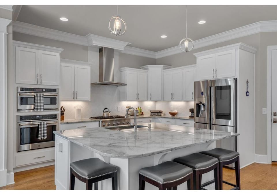 Coffee/tea facilities, Kitchen or kitchenette, dishwasher, microwave, oven, stove, toaster
