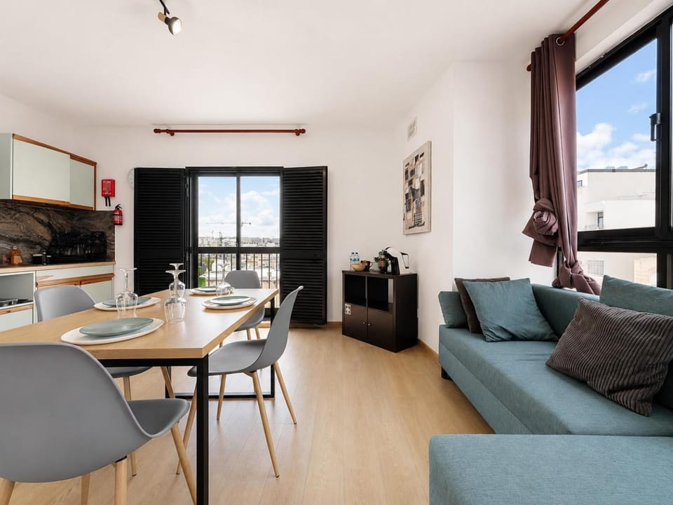 Kitchen or kitchenette, Living room, Seating area, Dining area