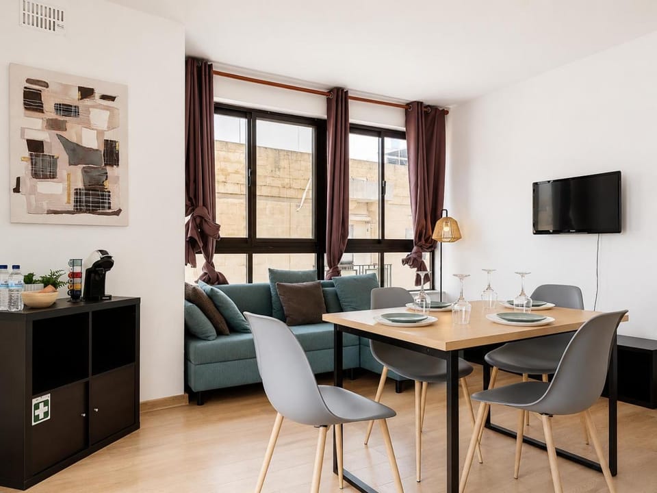 TV and multimedia, Kitchen or kitchenette, Living room, Seating area, Dining area
