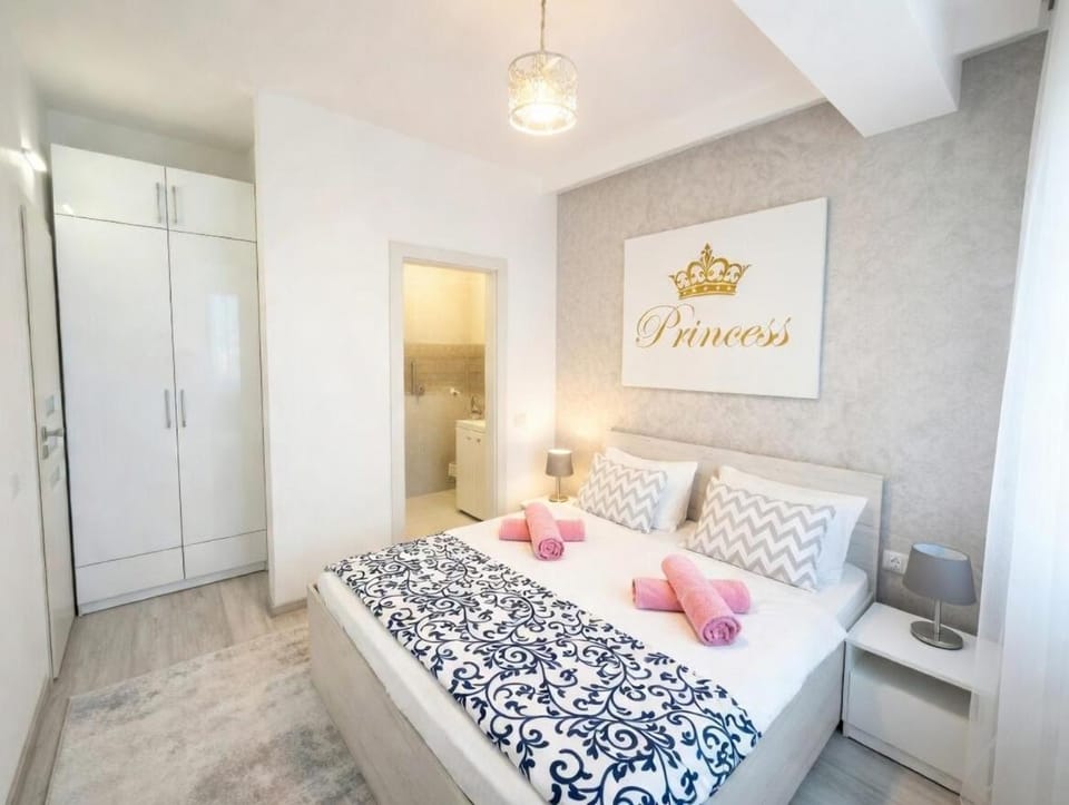 Bed, Photo of the whole room, Bedroom, towels, wardrobe