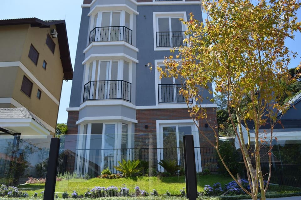 Rosa Edifício Van Gogh Apartment in Gramado