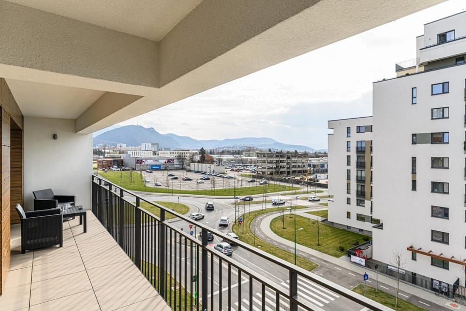 Property building, Spring, Neighbourhood, View (from property/room), Mountain view, Street view, Location, Parking