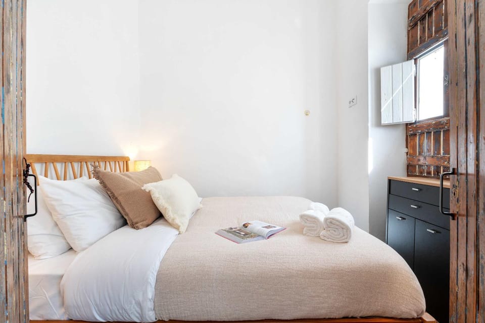 Bed, Bedroom, towels