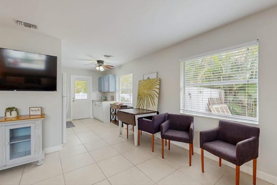 Sunlit Downtown Bungalow House in East Naples