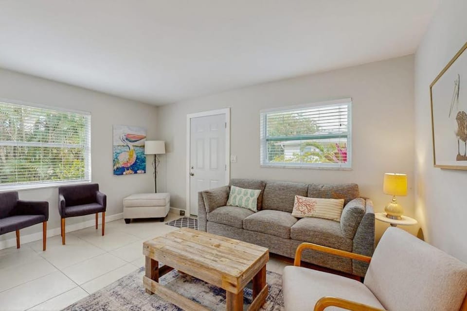 Sunlit Downtown Bungalow House in East Naples