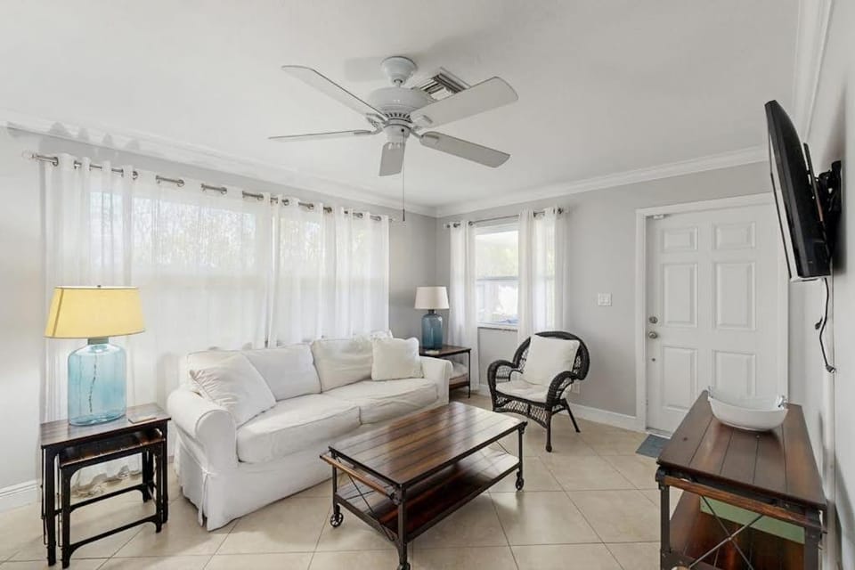 Flamingo Breeze House in Naples Park