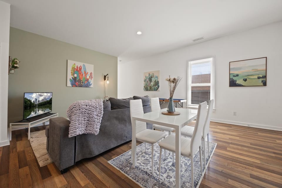 TV and multimedia, Living room, Photo of the whole room, Seating area, Dining area
