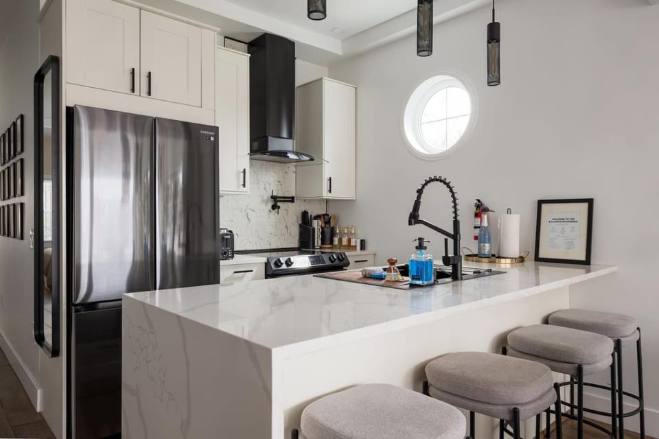 Coffee/tea facilities, dishwasher, minibar, oven, stove, toaster