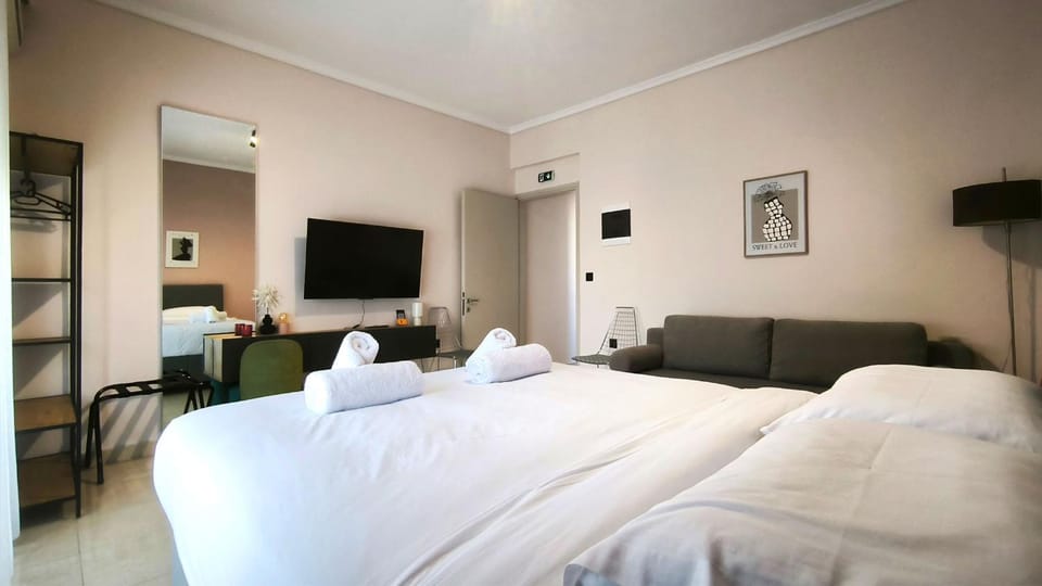Communal lounge/ TV room, Bed, TV and multimedia, Living room, Photo of the whole room, Seating area, Evening entertainment, Bedroom, internet, air conditioner