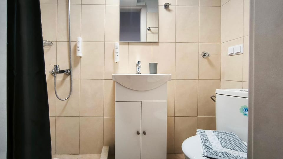 Shower, Toilet, Bathroom, towels