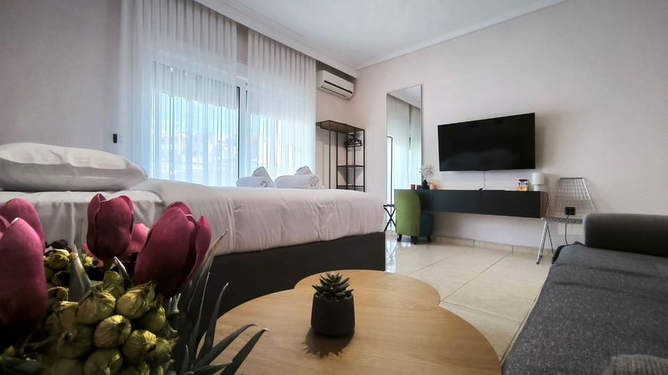 Communal lounge/ TV room, Bed, TV and multimedia, Living room, Photo of the whole room, Seating area, Evening entertainment, Bedroom, air conditioner