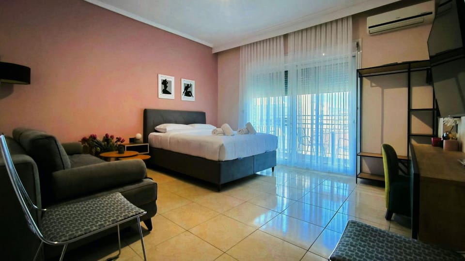 Communal lounge/ TV room, Bed, TV and multimedia, Balcony/Terrace, Photo of the whole room, Decorative detail, Seating area, Bedroom, internet, towels, air conditioner