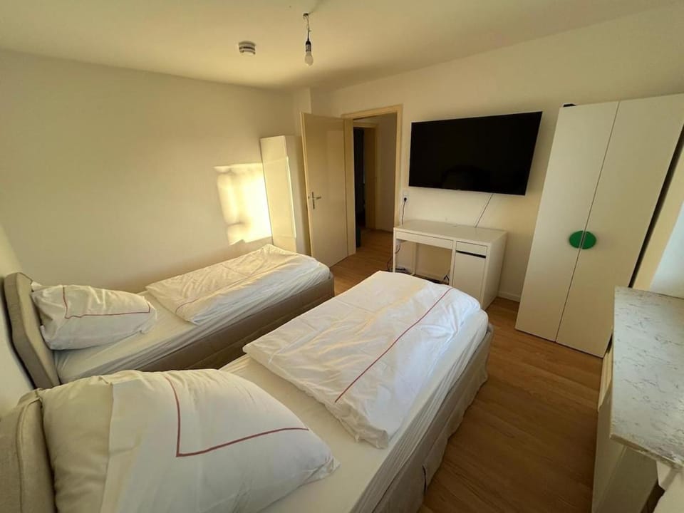 Bed, TV and multimedia, Photo of the whole room, Bedroom