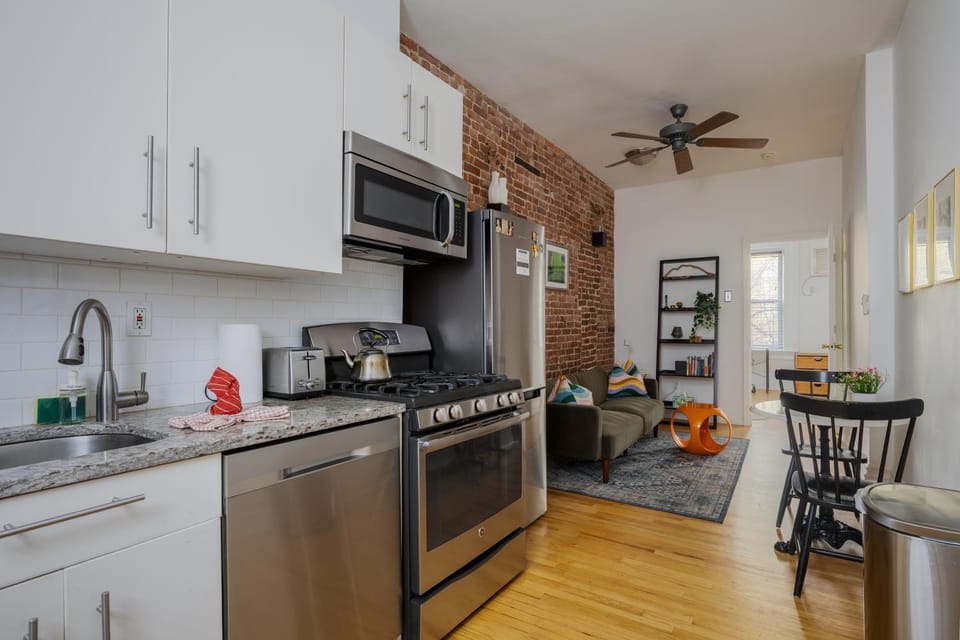 Coffee/tea facilities, Kitchen or kitchenette, Dining area, dishwasher, oven, stove, toaster