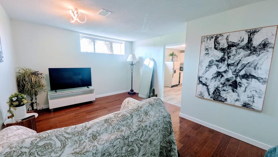 Sunny Crest Burnaby-cozy one bedroom private suite Bed and Breakfast in New Westminster