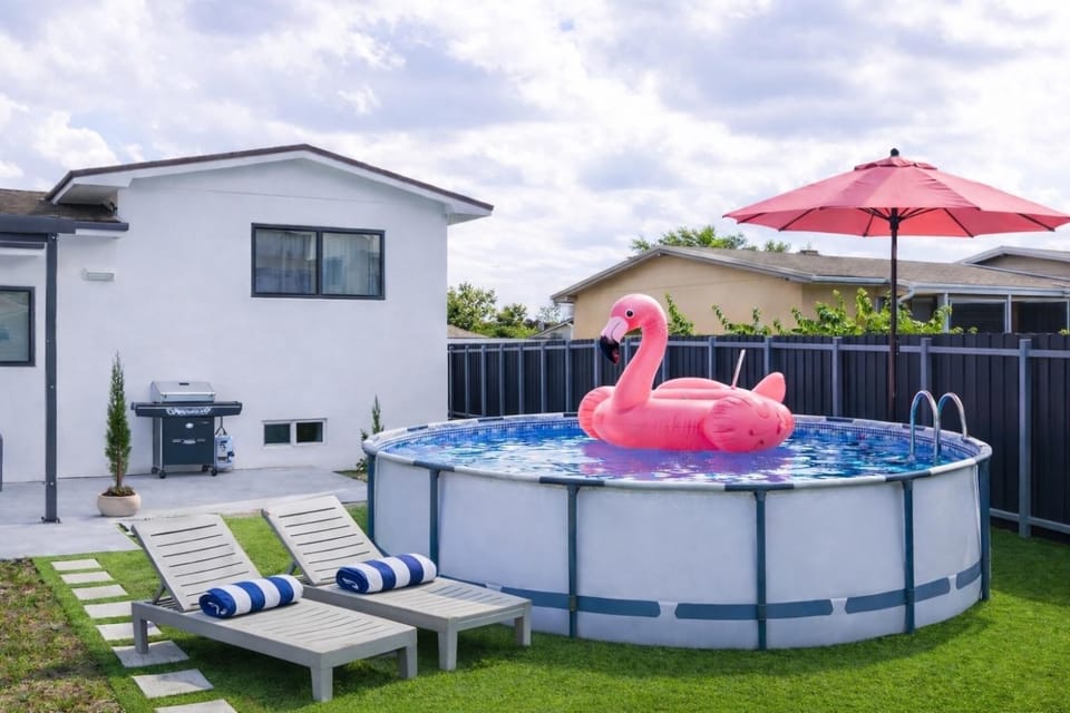 Patio, Day, Swimming pool