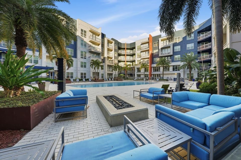 Modern 2BR w Pool Pet-Friendly Unit #17 Apartment in Tampa
