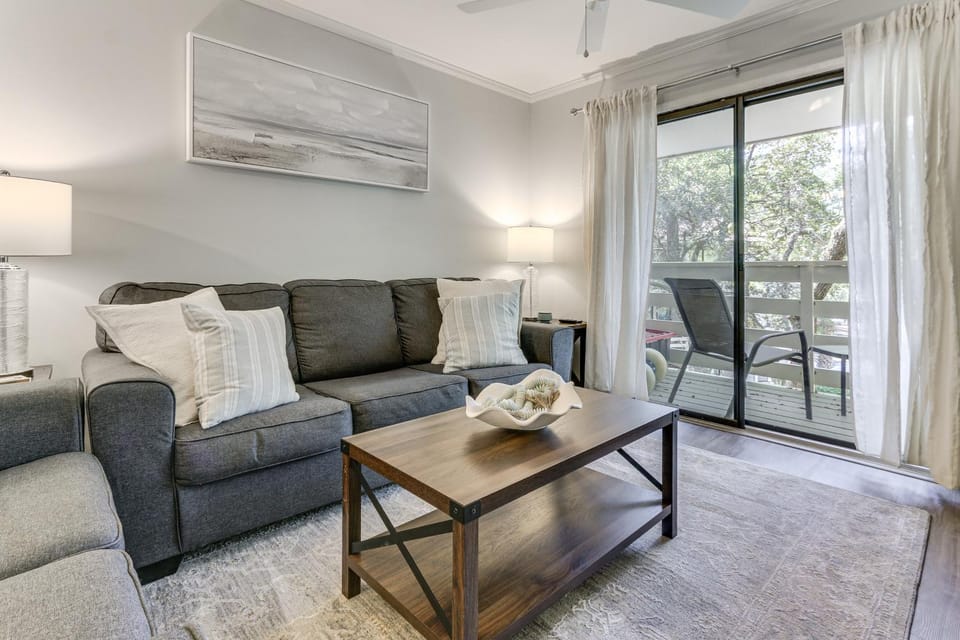 'Folly Tides' HHI Condo w/ Beach, Pools & Tennis! House in Hilton Head Island