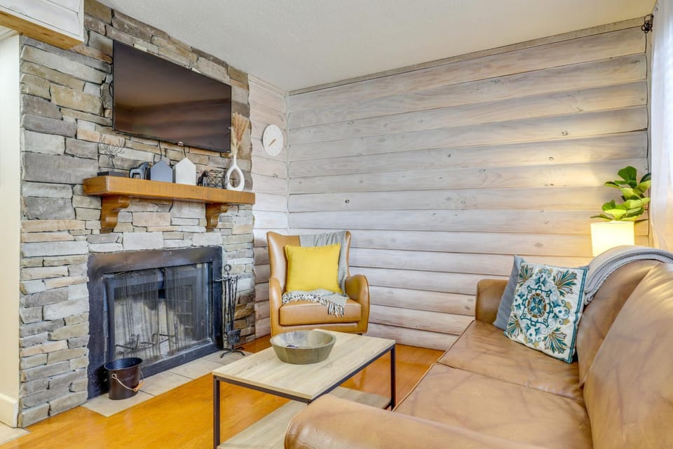 Walk to GSMNP & Dtwn Gatlinburg! Condo w/ Pools House in Gatlinburg