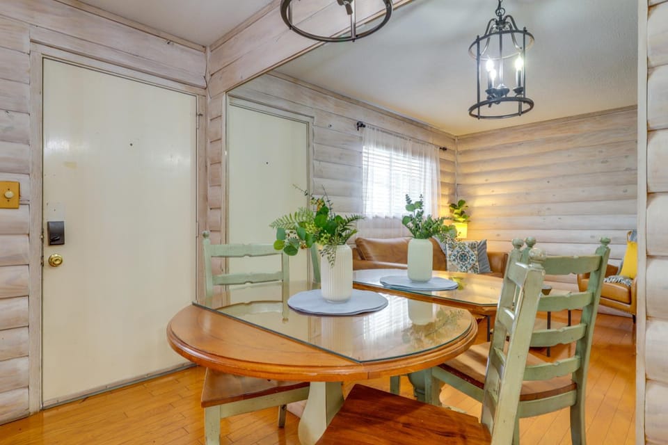 Walk to GSMNP & Dtwn Gatlinburg! Condo w/ Pools House in Gatlinburg